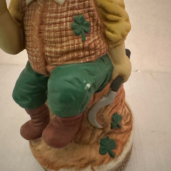 Vintage House of Lloyd Celtic "Patrick O' Santa" Figurine Music Box - Picture 2 of 14